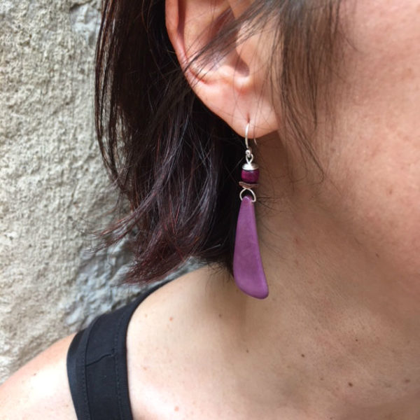 boucles d'oreilles langue ivoire végétal violet porté Rootsabaga création lyon