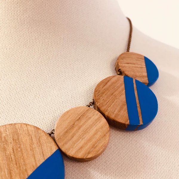 collier rond de bois gourmandise bleu bois peint gros plan Rootsabaga collier chaine fait main lyon