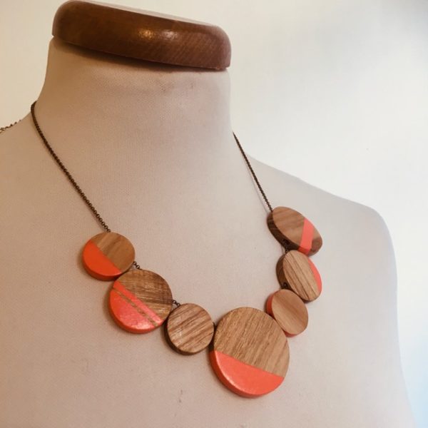 collier rond de bois gourmandise corail bois peint Rootsabaga collier chaine fait main lyon