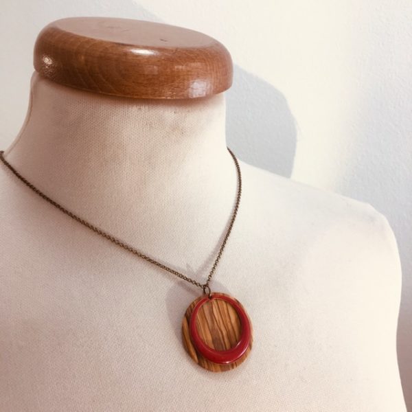 collier rond bois chaine émail rouge rond évidé Rootsabaga bijoux naturels