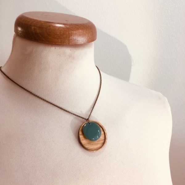 collier chaine bois rond hêtre émail turquoise Rootsabaga fait main artisanal Lyon