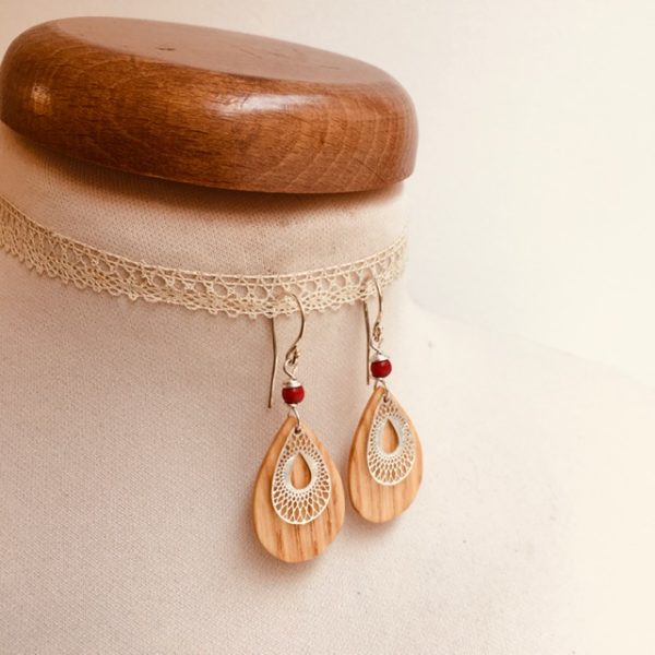 boucles d'oreilles bois clair décor argenté ciselé perle rouge Rootsabaga