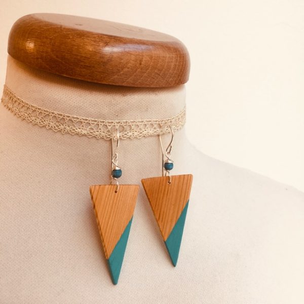 boucle d'oreille bois peint grand triangle inversé turquoise Rootsabaga