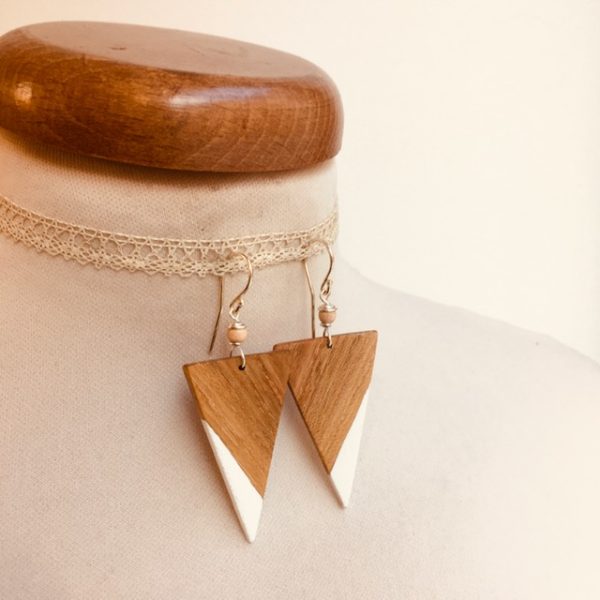 boucle d'oreille bois peint grand triangle inversé blanc Rootsabaga