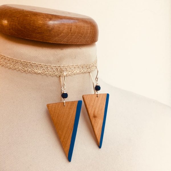 boucle d'oreille bois peint grand triangle inversé bleu roi Rootsabaga