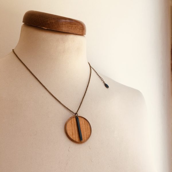 collier bois rond coloré bâtonnet chaine Merisier Pétrole chaine réglage Rootsabaga Création Artisanale