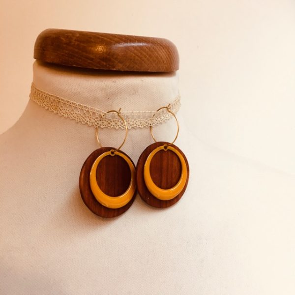 boucles d'oreilles créoles colorées rond évidé jaune moutarde bois de prunier Rootsabaga bijoux fantaisie artisanaux lyon