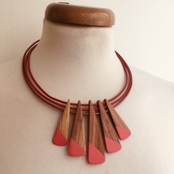 collier bois peint prunier corail cordon cuir brique rouge Rootsabaga Création artisanale de bijoux naturels a lyon