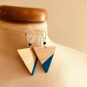 Boucles d'oreilles bois peint géant triangle bleu roi Rootsabaga Bijoux naturels Lyon
