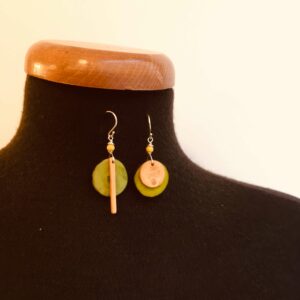 boucles d'oreilles buis et ivoire végétal vert mix and match deux boucles différentes. Rootsabaga Vert