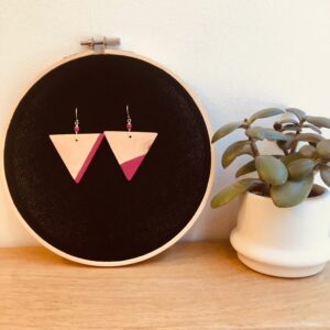 boucles d'oreilles bois géant triangle Rootsabaga rose fuschia