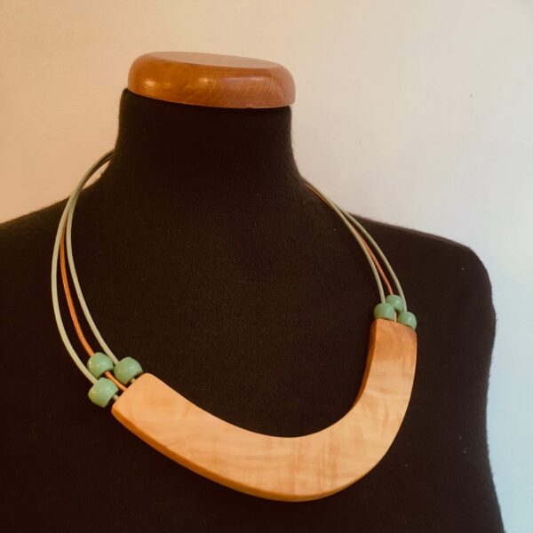 collier Smile piece de bois de buis, cordons cuir et perles assorties Rootsabaga vert amande