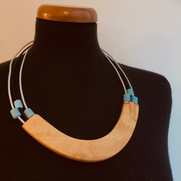 collier Smile piece de bois de buis, cordons cuir et perles assorties Rootsabaga bleu ciel