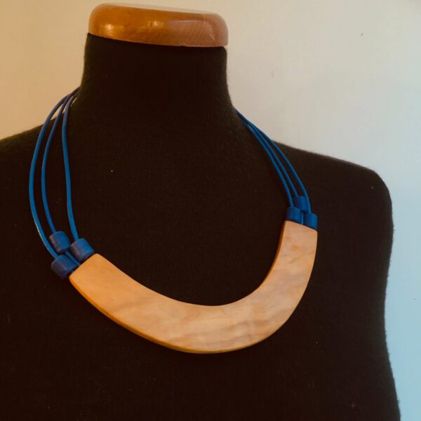 collier Smile piece de bois de buis, cordons cuir et perles assorties Rootsabaga bleu roi