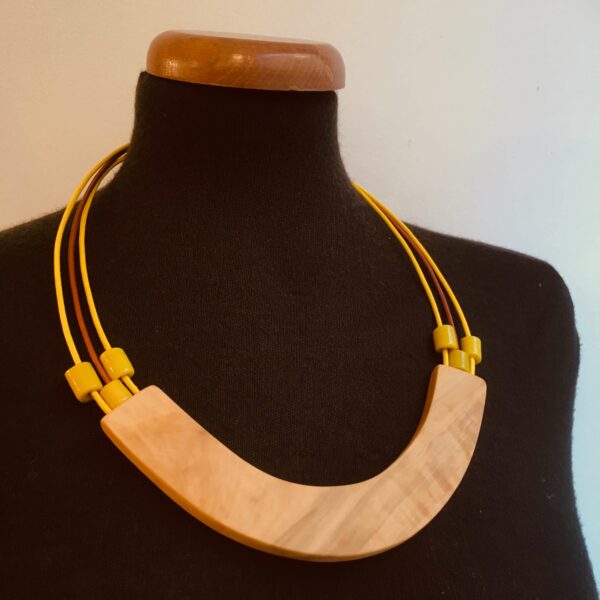 collier Smile piece de bois de buis, cordons cuir et perles assorties Rootsabaga jaune