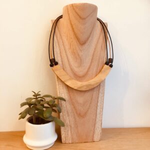 collier Smile piece de bois de buis, cordons cuir et perles assorties Rootsabaga noir porté