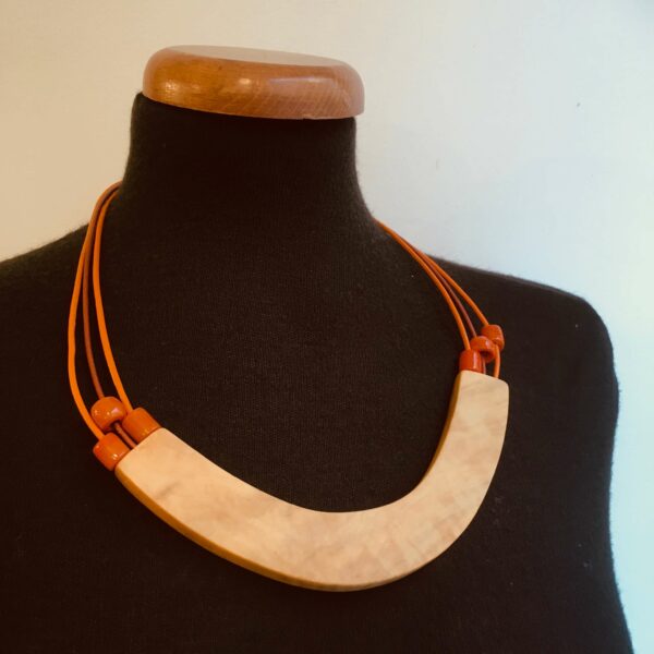 collier Smile piece de bois de buis, cordons cuir et perles assorties Rootsabaga orange