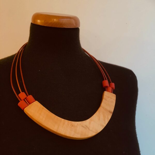 collier Smile piece de bois de buis, cordons cuir et perles assorties Rootsabaga rouge