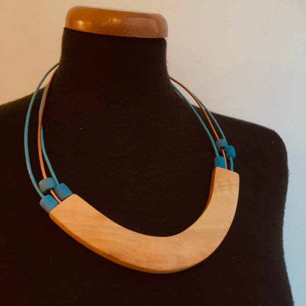 collier Smile piece de bois de buis, cordons cuir et perles assorties Rootsabaga bleu turquoise