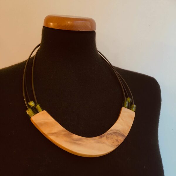 collier Smile piece de bois de buis, cordons cuir et perles assorties Rootsabaga vert olive