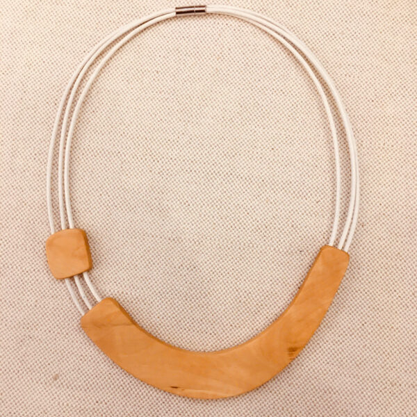 collier sourire bois buis cuir artisanal Rootsabaga blanc