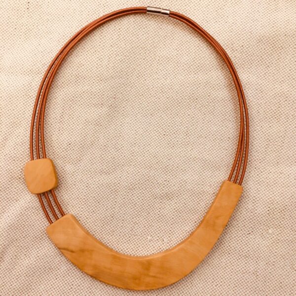 collier sourire bois buis cuir artisanal Rootsabaga brique