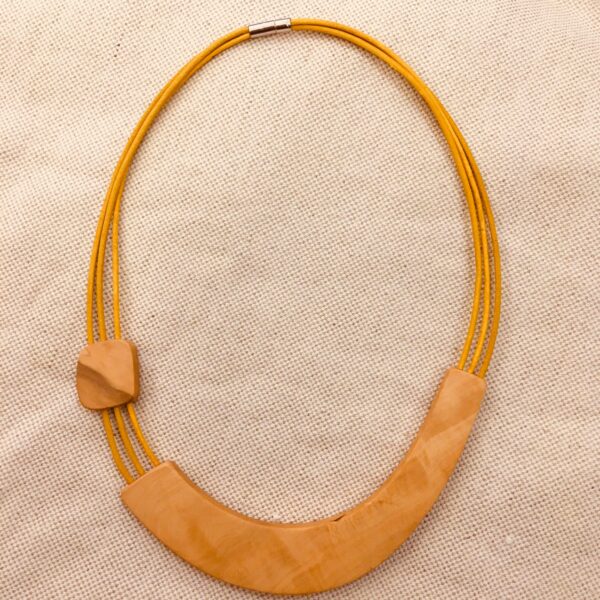 collier sourire bois buis cuir artisanal Rootsabaga jaune