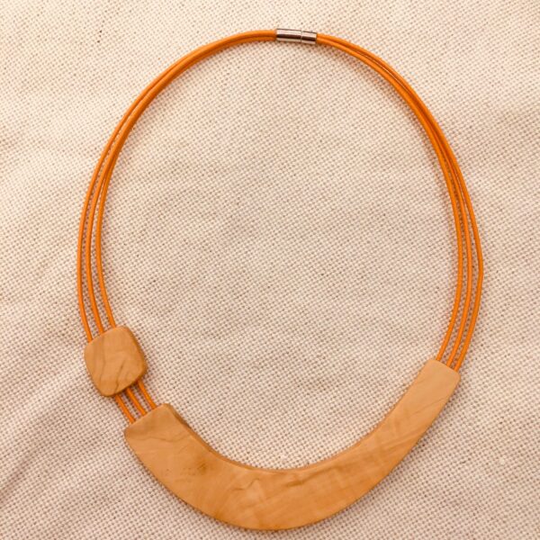 collier sourire bois buis cuir artisanal Rootsabaga orange