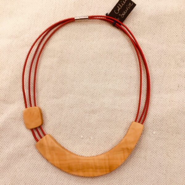 collier sourire bois buis cuir artisanal Rootsabaga rouge