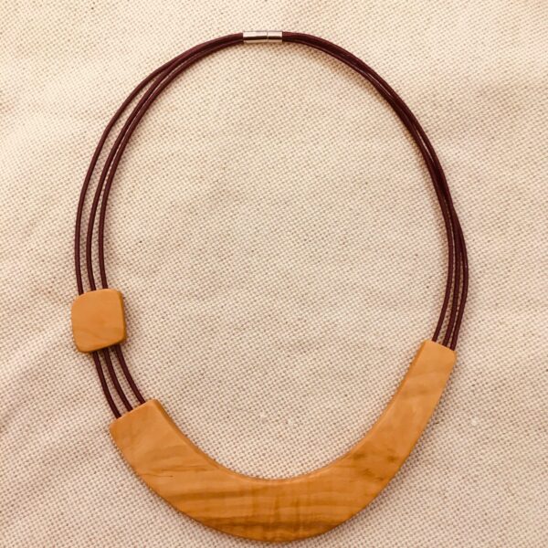 collier sourire bois buis cuir artisanal Rootsabaga violet