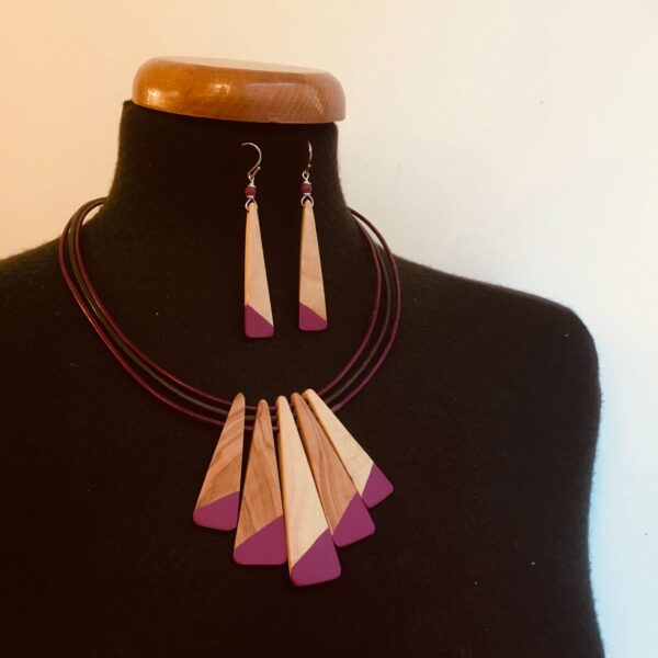 collier et boucles d'oreilles lamelle bois olivier peint Rootsabaga violet